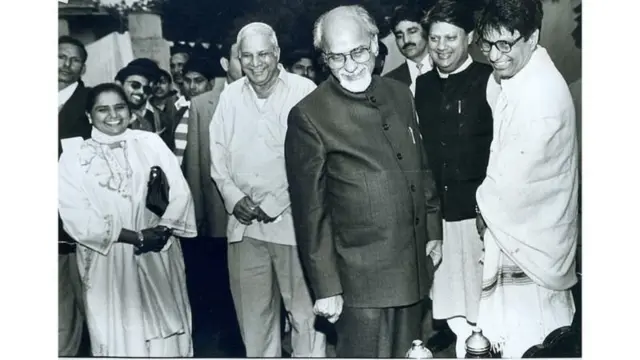 1997 : बसप नेते कांशीराम आणि मायावती, सोबत तत्कालीन पंतप्रधान इंद्रकुमार गुजराल, काँग्रेस नेते माधवराव सिंदिया आणि लोकदल नेते अजित सिंह
