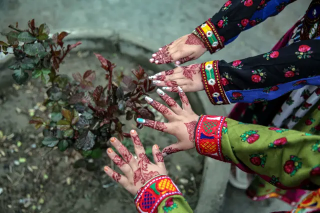 حنای عید بر دست دختران خرد سال در کابل 