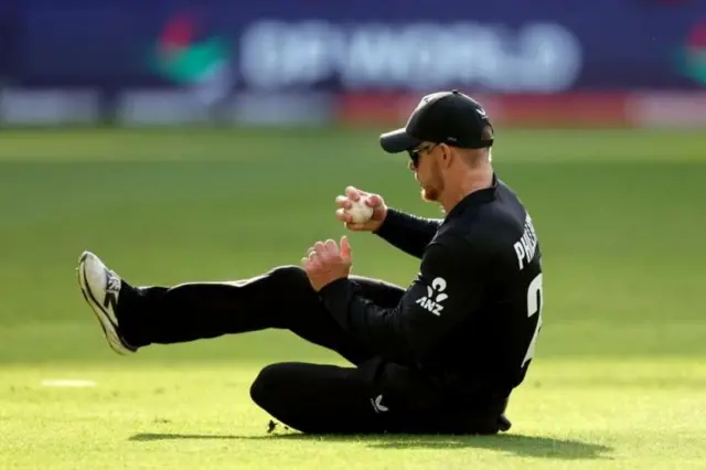 ગ્લેન ફિલિપે શાનદાર કૅચ પકડીને વિરાટ કોહલીને પણ આશ્ચર્યમાં મૂકી દીધા હતા.