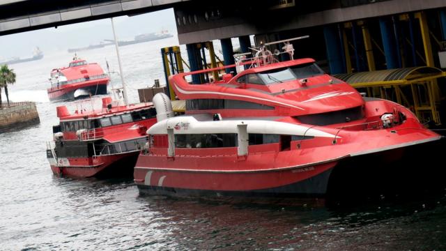 香港港澳码头停靠的信德中旅船务港澳客轮（13/6/2018）