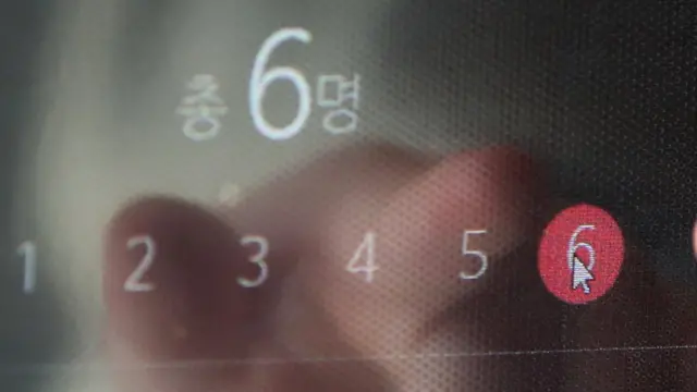 사적모임 최대 인원이 4명에서 6명으로 완화된 17일 서울 한 영화관 키오스크에 예매가능 인원이 6인까지 표시돼 있다
