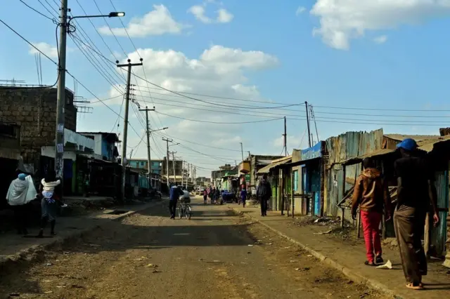 தெருவோர சட்டவிரோத கிளினிக்குகள் நைரோபியில் கயோலே போன்ற பகுதிகளில் அதிகம் உள்ளன.