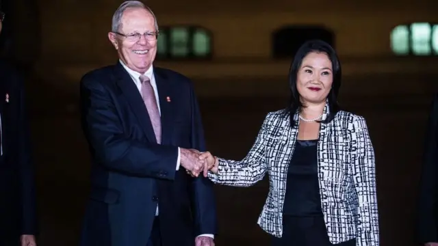 Pedro Pablo Kuczynski y Keiko Fujimori dándose la mano.