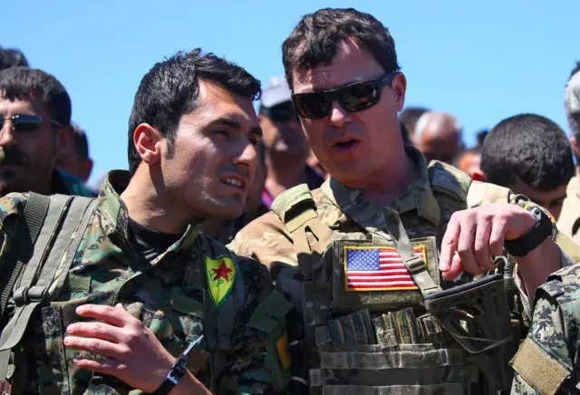 Nisan 2017'de ABD askerleri ve YPG savaşçıları Suriye'de birlikte incelemelerde bulundu