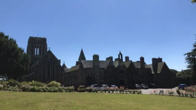 마운트 버넬 수도원 전경