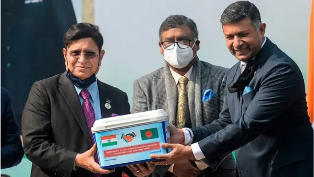 পররাষ্ট্রমন্ত্রী এ কে আব্দুল মোমেনের কাছে আনুষ্ঠানিকভাবে টিকা হস্তান্তর করছেন বাংলাদেশে নিযুক্ত ভারতের হাইকমিশনার বিক্রম কুমার দোরাইস্বামী।