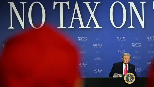 Трамп на фоне надписи «No Tax On...»