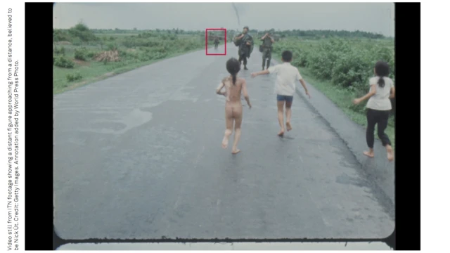 ภาพวิดีโอแสดงให้เห็นว่า เงาร่างคนที่ดูเลือนรางไม่ชัดเจนซึ่งเชื่อกันว่าเป็นนิก อู๊ต อยู่ห่างออกไปพอสมควร หลังภาพ “เด็กหญิงระเบิดนาปาล์ม” ถูกกดชัตเตอร์บันทึกไว้ได้ไม่นาน