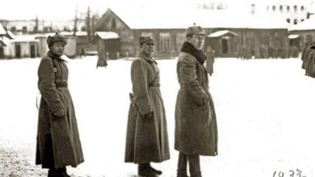 Năm 1933, quân đội đảm bảo trật tự trong quá trình tái định cư những nông dân tập thể tại miền tây nước Nga Xô-viết sang tỉnh Donetsk

