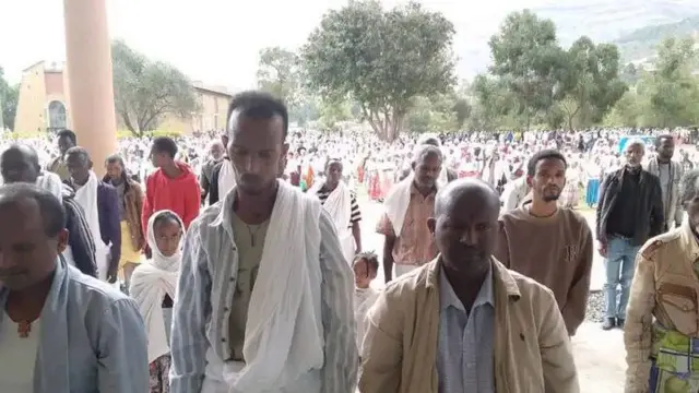 ነጻላ ዝተዓጠቑ ኣመንቲ ኣብ ስግደት