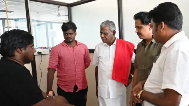 போராட்டத்தின்போது கைது செய்யப்பட்ட SFI தென் சென்னை மாவட்ட தலைவர் அமர்நீதிக்கு வலது காலில் காயம் ஏற்பட்டது.