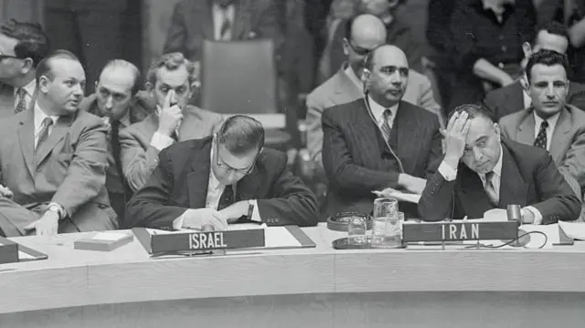 ১৯৫৬ সালে জাতিসংঘের নিরাপত্তা পরিষদের বৈঠকে পাশাপাশি ইরান-ইসরায়েলের প্রতিনিধি 