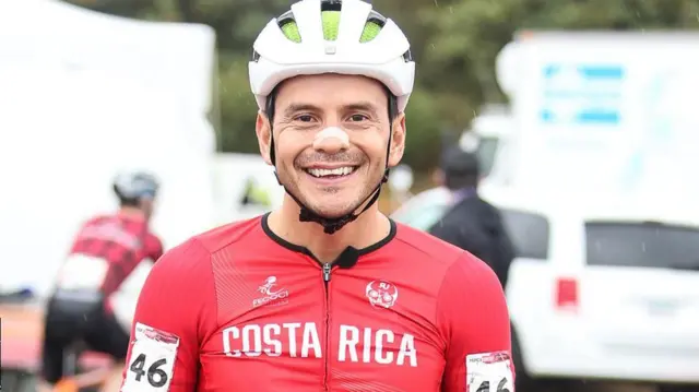 نیستروم دوچرخه‌سواری را با هزینه شخصی در رشته سایکلوکراس که در زادگاه‌اش، کاستاریکا، ناشناخته بود، ادامه داد