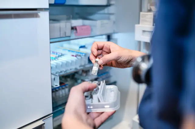 Вакциналар атайын муздаткычтарда сакталат