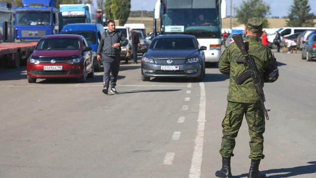 Автомобили у пункта пропуска "Успенка" на границе "ДНР" и Ростовской области.