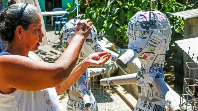 马尔科用气球、报纸和陶瓷壶来制作皮纳塔