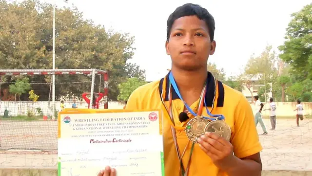 ਜੂਨ ਦੇ ਮਹੀਨੇ ਵਿੱਚ ਉਹ ਖੇਤਾਂ ਵਿੱਚ ਆਪਣੀਆਂ ਭੈਣਾਂ ਨਾਲ ਝੋਨਾ ਲਾਉਣ ਦਾ ਕੰਮ ਵੀ ਕਰਦੀ ਹੈ