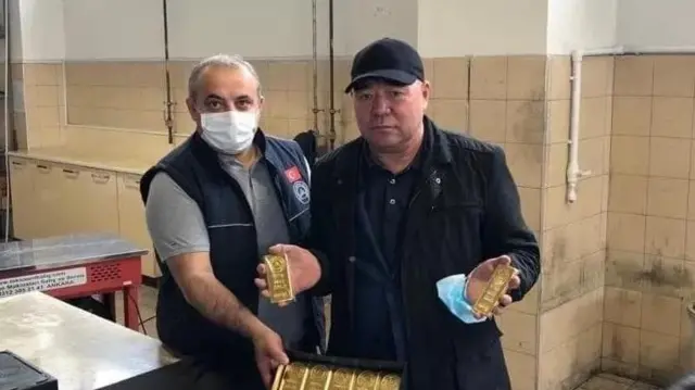 Садыр Ж﻿апаровдун агасынын алтын куймасын кармап түшкөн бул сүрөтү ар кандай жоромол-божомолдорго жем таштады
