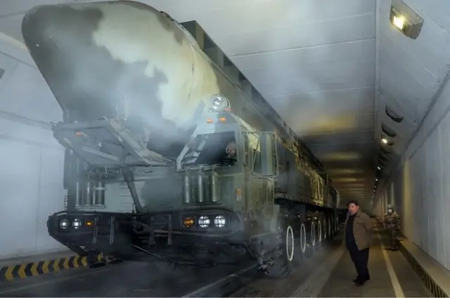 '발사훈련'한 ICBM '화성-18형' 옆에 서 있는 김정은 위원장