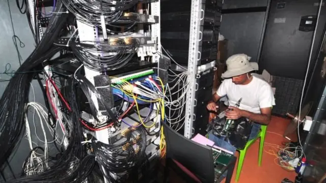 Científico frente a cables y dispositivos del radiotelescopio Hera (Foto: gentileza Aaron Parsons)