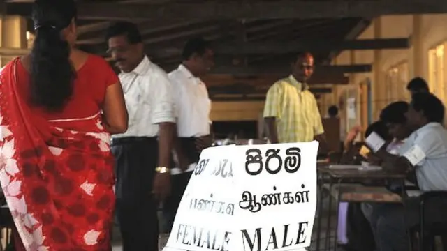 මම හිටගන්නේ ගැහැණු පෝලිමේ ද? පිරිමි පෝලිමේ ද?"