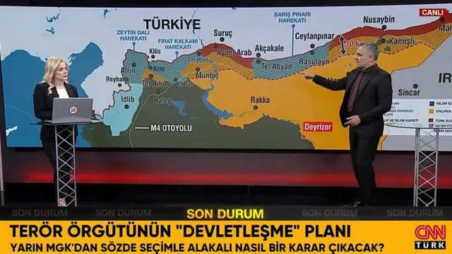 دو مجری تلویزیونی روی نقشه ترکیه مناطقی را نشان می‌دهند