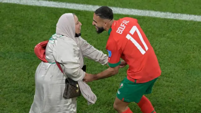 gelandang Sofiane Boufal mengajak ibunya menari di lapangan Stadion Al Thumama, Doha. 