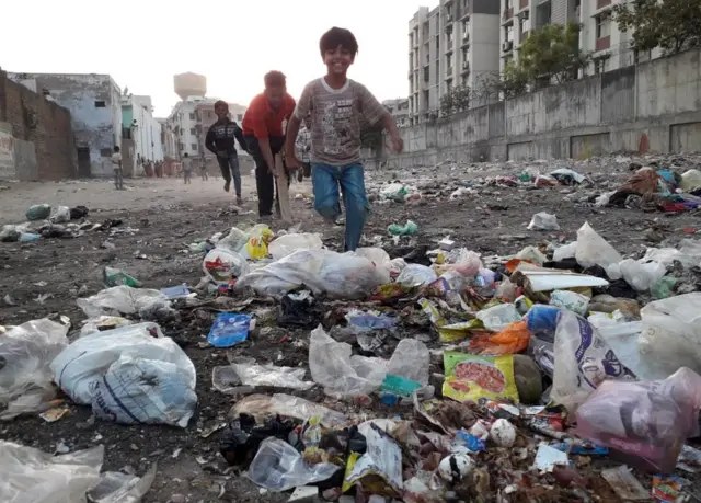 જૂહાપુરામાં કચરામાં રમતા બાળકો