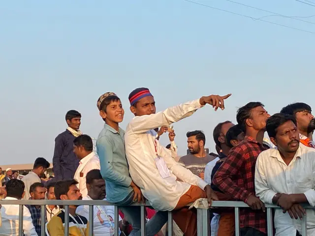 राहुल गांधींची सभास्थळी एन्ट्री झाल्यानंतर त्यांना पाहणारी मुलं.