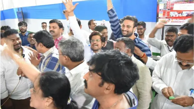 వైసీపీ అభిమానుల సంబరాలు