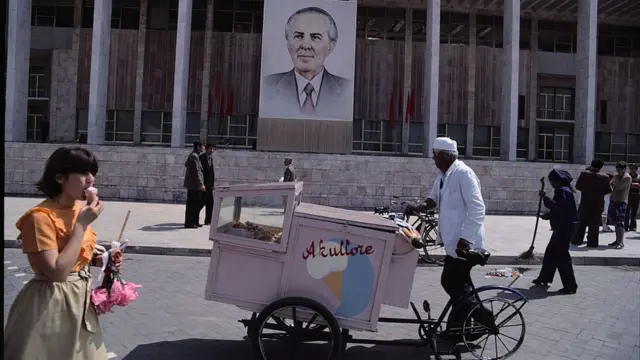 আনোয়ার হোজার শাসনামলে আলবেনিয়ার রাজধানী টিরানার দৃশ্য