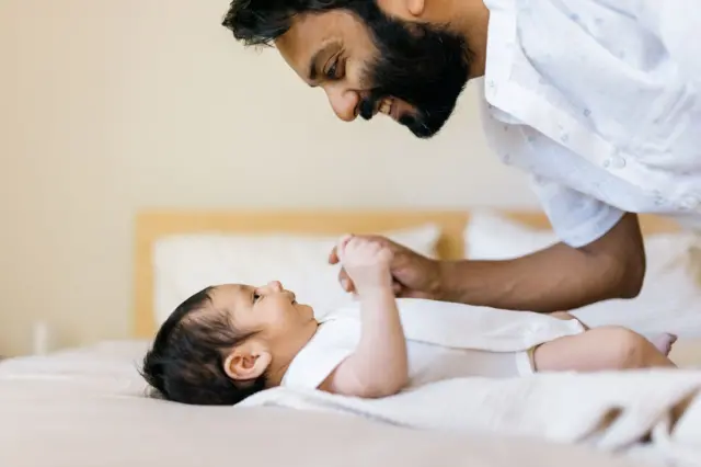 वडील झाल्यावर पुरूषांच्या शरीरात काय बदल होतात?