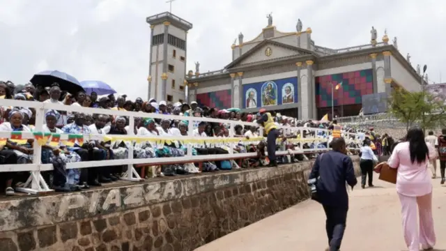 Pipo siddon outside to discuss di crisis for di North-West and South-West regions