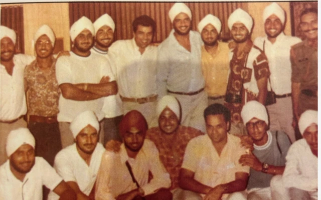 1971 ਦੀ ਬੰਬਈ ਫੇਰੀ ਦੌਰਾਨ ਅਦਾਕਾਰ ਧਰਮਿੰਦਰ ਦੇ ਨਾਲ ਯੂਗਾਂਡਾ ਦੀ ਟੀਮ