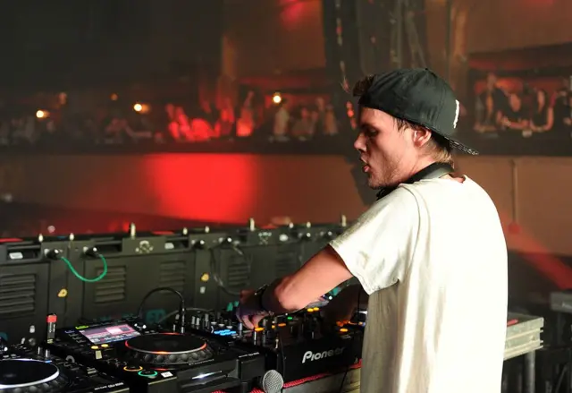 Avicii tocando como DJ