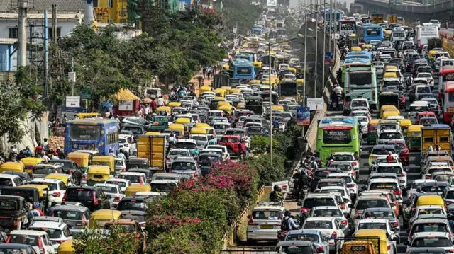 Avenida engarrafada nos dois sentidos em Bengaluru