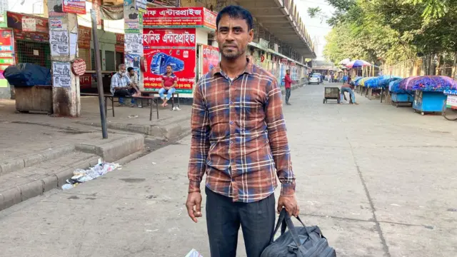 বাস না পেয়ে অনেক যাত্রী ফিরে যাচ্ছেন।