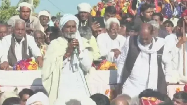 கரிரியிலிருந்து நாற்பது கிலோமீட்டர் தொலைவில் உள்ள ரோன்சி கிராமத்தின் வீதிகள் வெறிச்சோடி காணப்படுகின்றன. எல்லோரும் இந்த சம்பவத்தைப் பற்றி மட்டுமே பேசுகிறார்கள்.