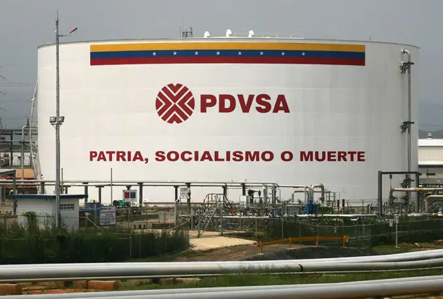 Un tanque de Pdvsa con el lema "Patria, socialismo o muerte".