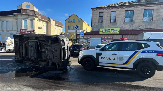 Поліцейська машина стоїть поруч з перевернутою машиною на ринку 