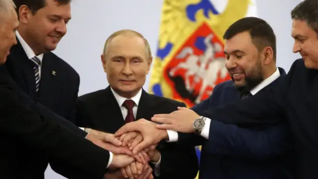 প্রেসিডেন্ট পুতিনের সাথে ইউক্রেনের অধিকৃত অঞ্চলের নেতারা। এ মাসের শুরুতে রাশিয়া ইউক্রেনের চারটি অঞ্চলকে নিজের বলে ঘোষণা করে।