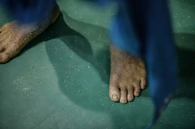 한국과 달리 북한 씨름은 모래판이 아닌 매트에서 겨룬다