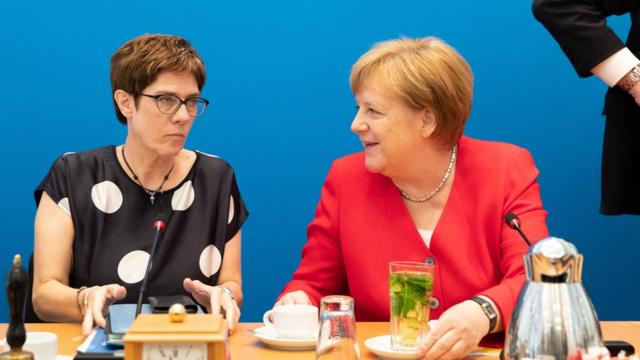 La presidenta del Partido Unión Demócrata Cristiana (CDU), Annegret Kramp- Karrenbauer (izq.) y la canciller Ángela Merkel durante una junta del CDU en Berlín, Alemania, 24 de junio de 2019