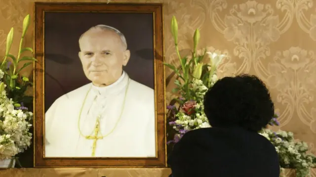 首尔明洞天主教座堂内信众瞻仰约翰·保罗二世遗像（3/4/2005）