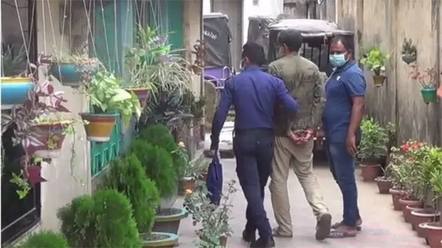 শফিকুল ইসলাম কাজলকে হাতকড়া পরিয়ে আদালতে নিয়ে যাওয়ার ছবি ভাইরাল হয় সামাজিক যোগাযোগ মাধ্যমে।