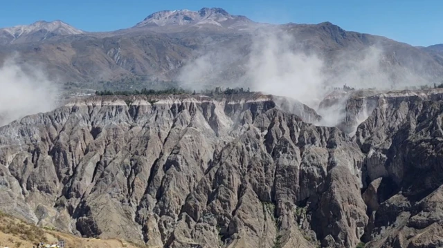 Las nubes de polvo causadas por el terremoto.