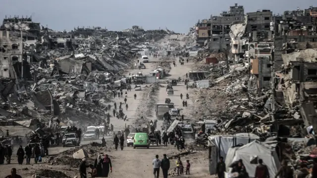 يواصل الفلسطينيون العودة إلى منازلهم بعد اتفاق وقف إطلاق النار بين إسرائيل وحماس، وسط مبان مدمرة في مدينة غزة