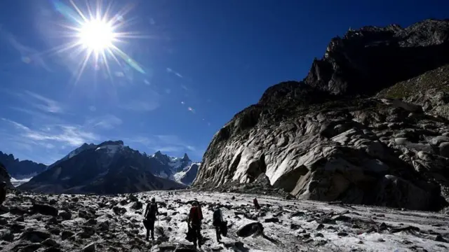 నీలి రంగు ఆకాశం