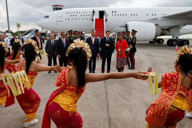 Bali chào đón Tổng thống Pháp Emmanuel Macron bằng điệu múa Pendet truyền thống 