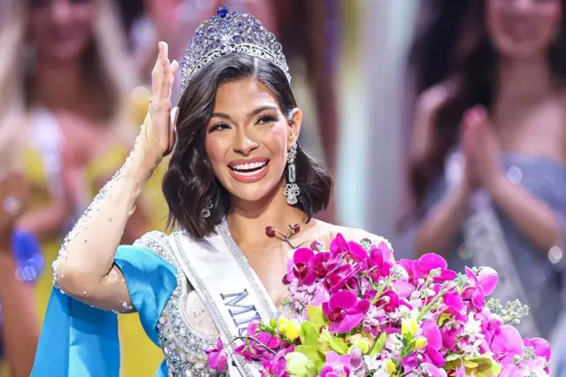 Sheynnis Palacios recibe la corona de miss universe en 2023. 